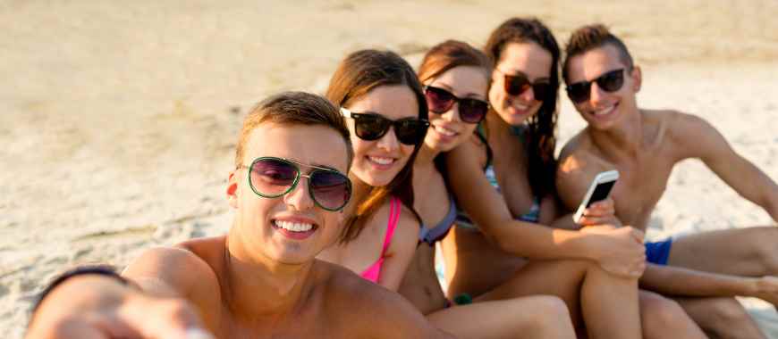 jovenes disfrutando del Empresas recomendadasen el viaje de fin de curso de instituto y colegio
